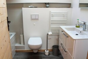 Douche, séchoir à cheveux, serviettes fournies, savon