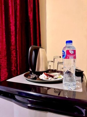 デラックス シングルルーム バルコニー シティビュー | 遮光カーテン、アイロン / アイロン台、WiFi (無料)