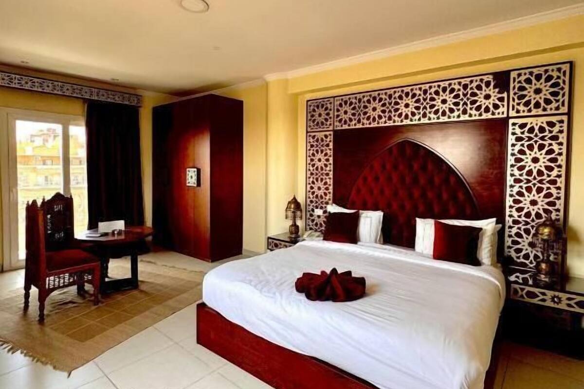 Habitación individual Deluxe, balcón, vista a la ciudad | Cortinas blackout, tabla de planchar con plancha y wifi gratis