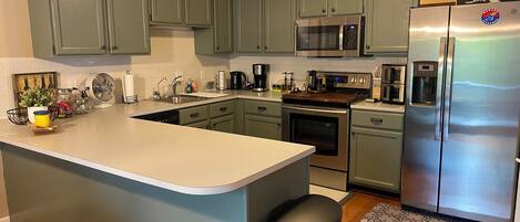 Microondas, horno, placa de cocina y lavavajillas