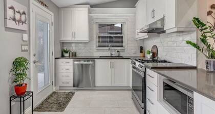 Stylish 3 bedroom home | Minutes to Falls, Golf, Wineries and More!