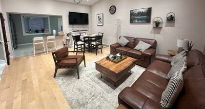 Stylish 3 bedroom home | Minutes to Falls, Golf, Wineries and More!