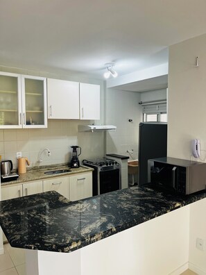 Kjøleskap, mikrobølgeovn, kokeplater og vannkoker