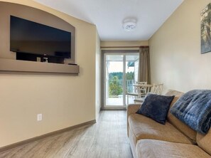 TV - Ocean Front Nature Resort !  (Nanoose Bay)