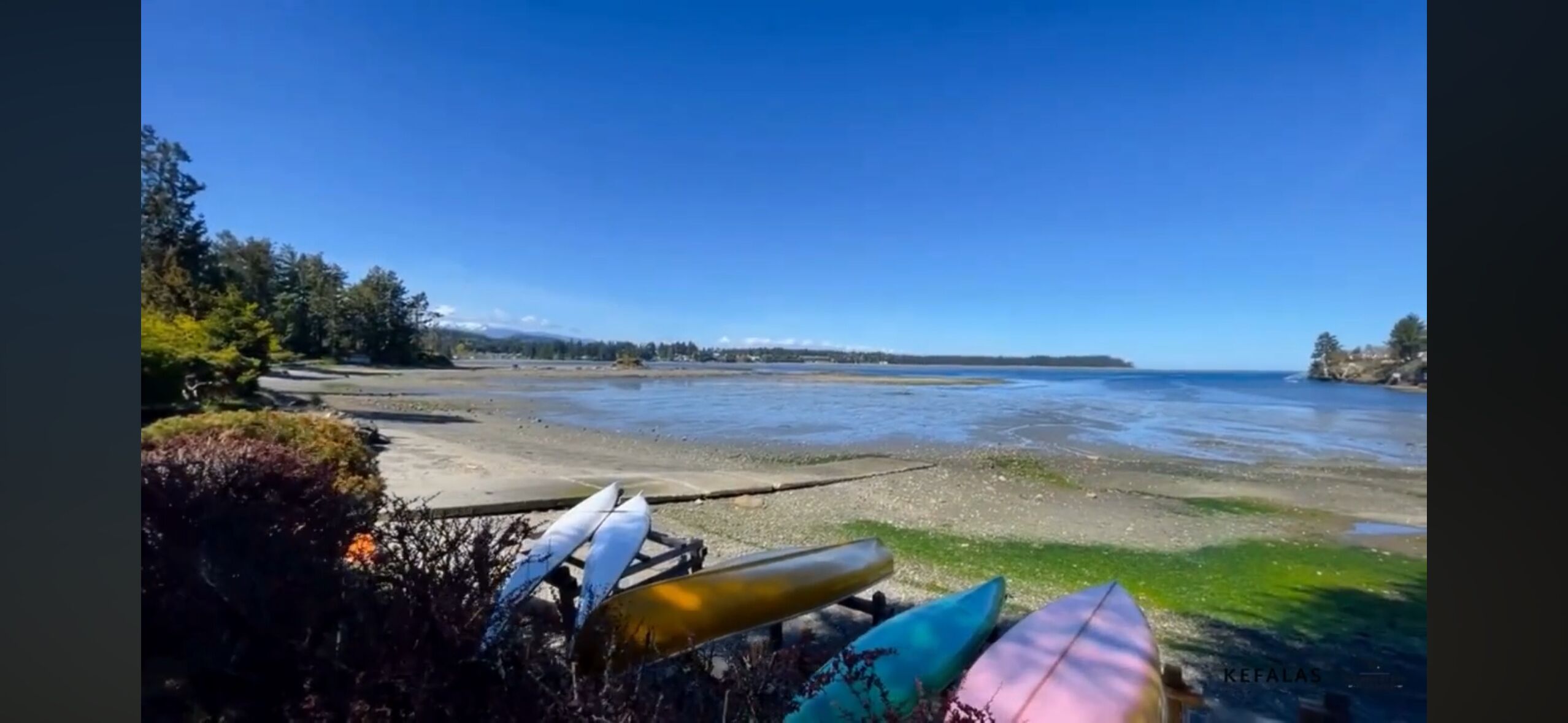 Une plage où l’on peut faire du kayak et d’où l’on a une vue dégagée sur l’océan.