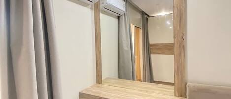 Basic Studio, Pool View