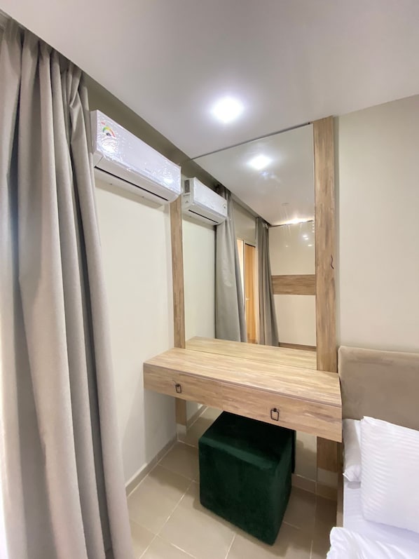 Studio, vue piscine | Espace de travail pour ordinateur portable, Wi-Fi gratuit
