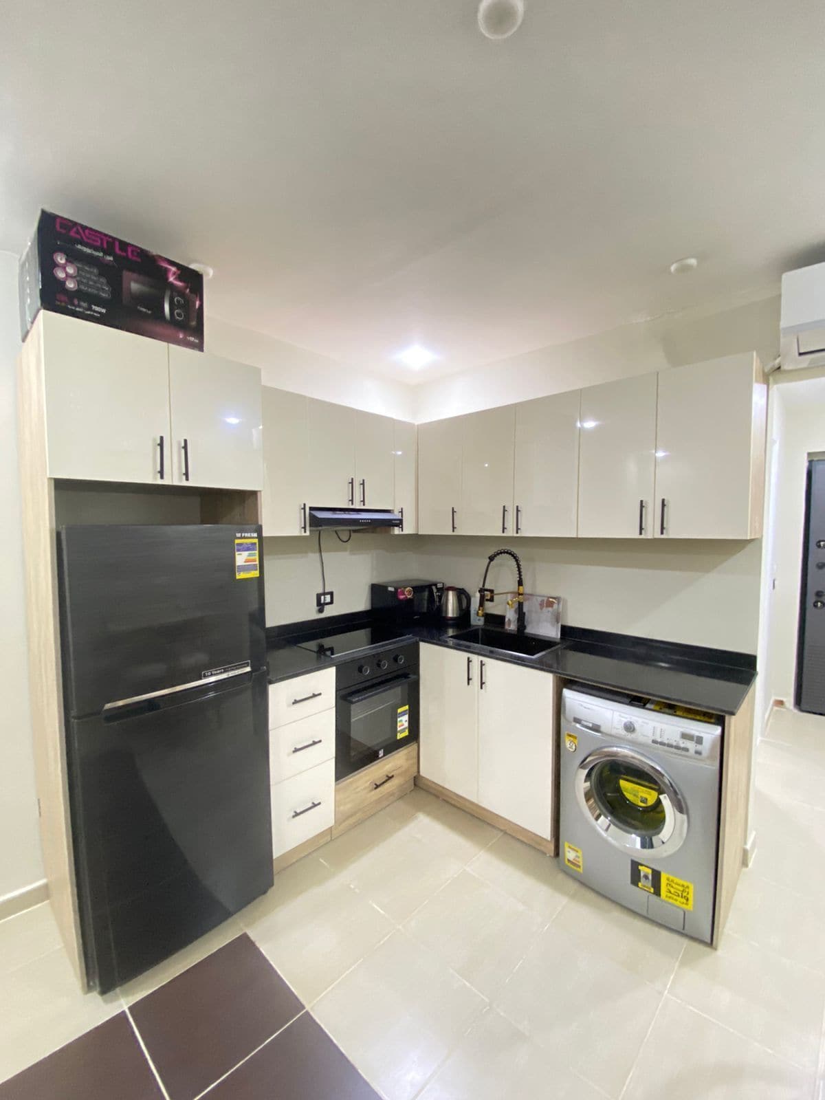 Basic-Studio, Poolblick | Laptopgeeigneter Arbeitsplatz, kostenloses WLAN