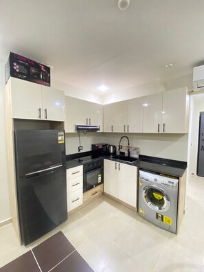 Estudio básico, vista a la alberca | Espacio para trabajar con laptop y wifi gratis 