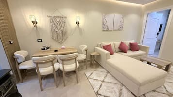 Individueel gedecoreerd, individueel gemeubileerd, een bureau