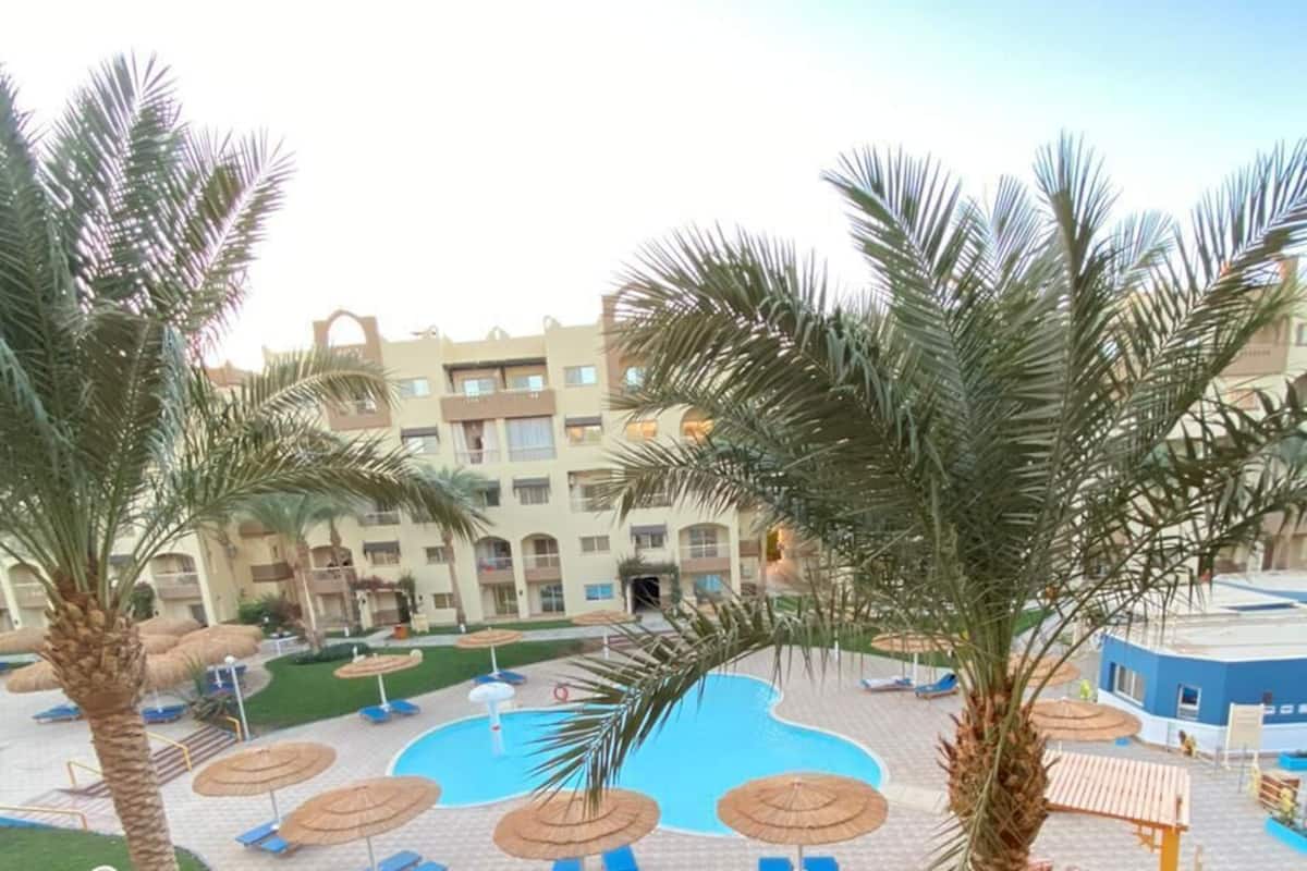 Studio with Pool View R-1521 | Decoración personalizada, muebles diferentes y escritorio