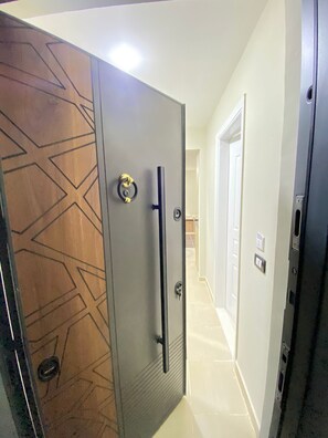 Estudio básico, vista a la alberca | Espacio para trabajar con laptop y wifi gratis 