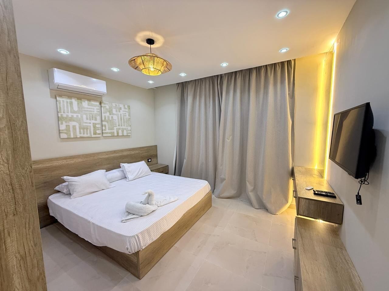 Apartment with Pool View R-1405 | Individualmente decorados, individualmente mobiliados, escrivaninha