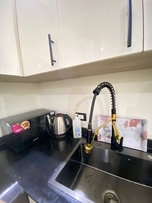 Basic-Studio, Poolblick | Laptopgeeigneter Arbeitsplatz, kostenloses WLAN