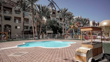 8 albercas al aire libre