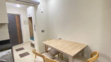 Studio, vue piscine | Espace de travail pour ordinateur portable, Wi-Fi gratuit