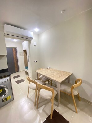 Basic Studio, Pool View | Laptop workspace, free WiFi