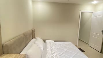 Basic Studio, Pool View | Ruang kerja komputer riba, Wi-fi percuma