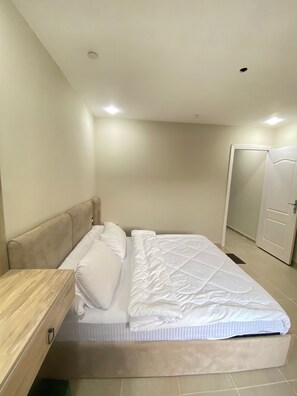 Estudio básico, vista a la alberca | Espacio para trabajar con laptop y wifi gratis 