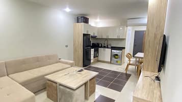 Basic-Studio, Poolblick | Laptopgeeigneter Arbeitsplatz, kostenloses WLAN