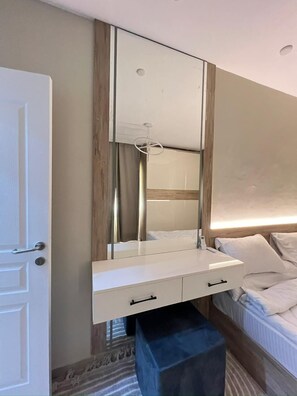 基础开间, 泳池景观 | 笔记本电脑工作区、免费 WiFi