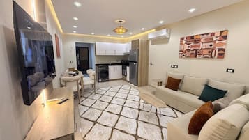 Apartment with Pool View R-1405 | Wohnbereich