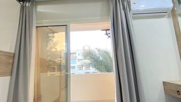 Studio, vue piscine | Espace de travail pour ordinateur portable, Wi-Fi gratuit