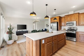 Refrigerador, microondas, horno y parrilla de estufa 