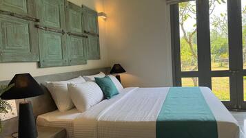 Vila superluxo, vista para o jardim | Cofres nos quartos, escrivaninha, espaço de trabalho para notebook