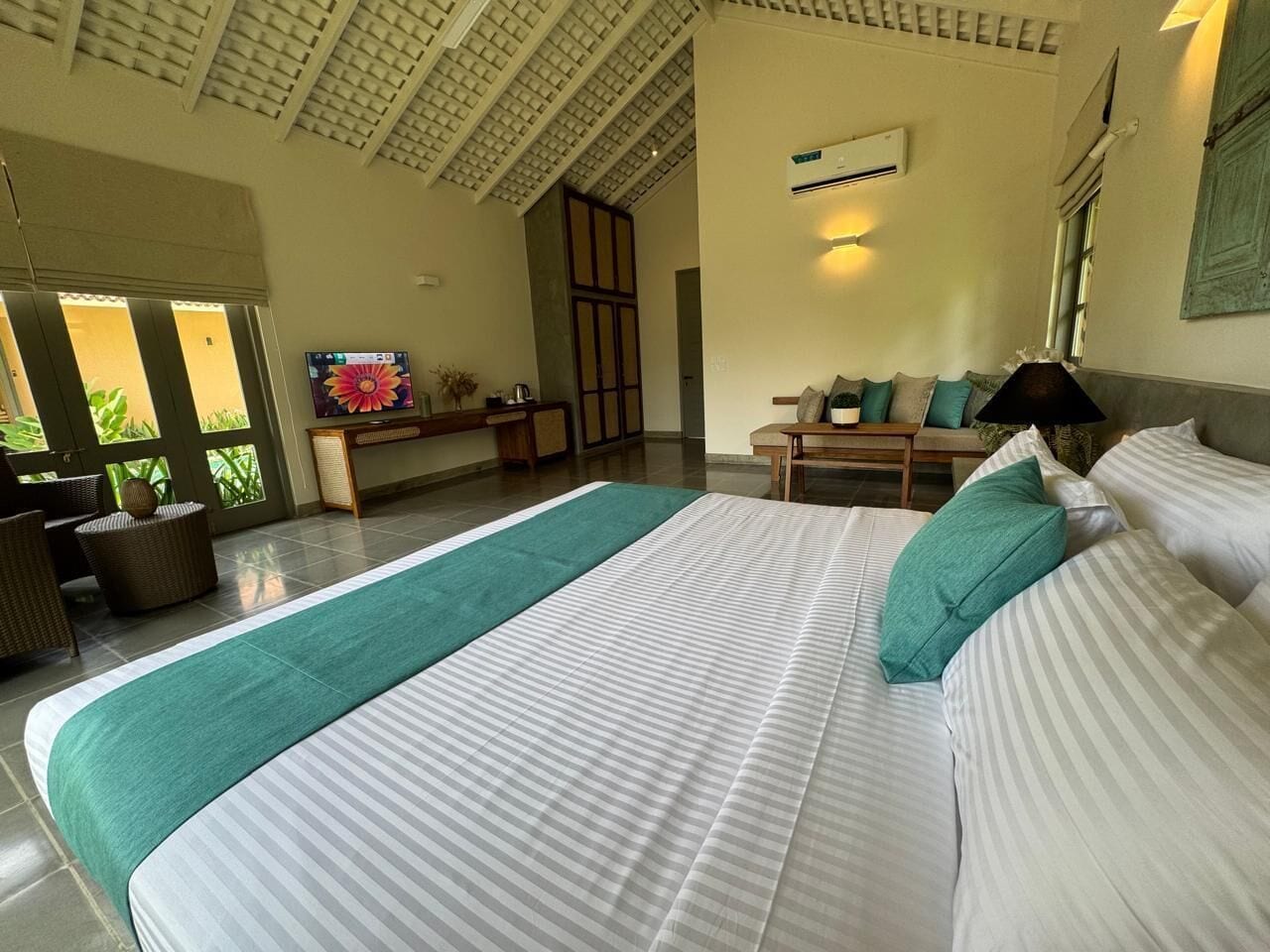 Caja de seguridad en la habitación y escritorio 