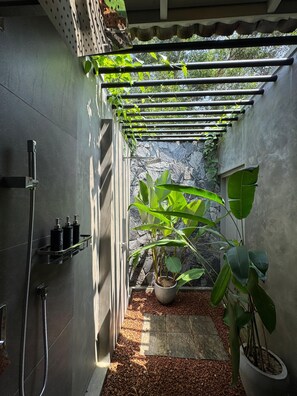 Shower, hair dryer, slippers, towels - Raya Island Villa (Panadura)