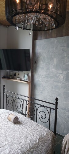 "Le tiny de Laly " 2025 à 12 min airport Charleroi .-wifi -jardin-climatiseur.