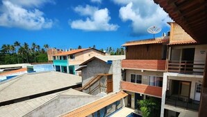 Zona residencial con varios edificios, una piscina y un cielo azul despejado.