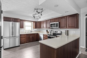 Refrigerador, microondas, horno y parrilla de estufa