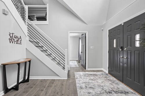 Updated 4 BR Home, Pool, Hot Tub, Game Room