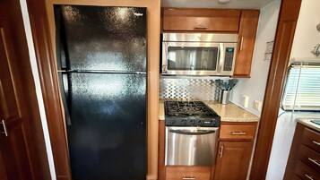 Coffee/tea maker, fridge, microwave, oven