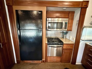 Coffee/tea maker, fridge, microwave, oven