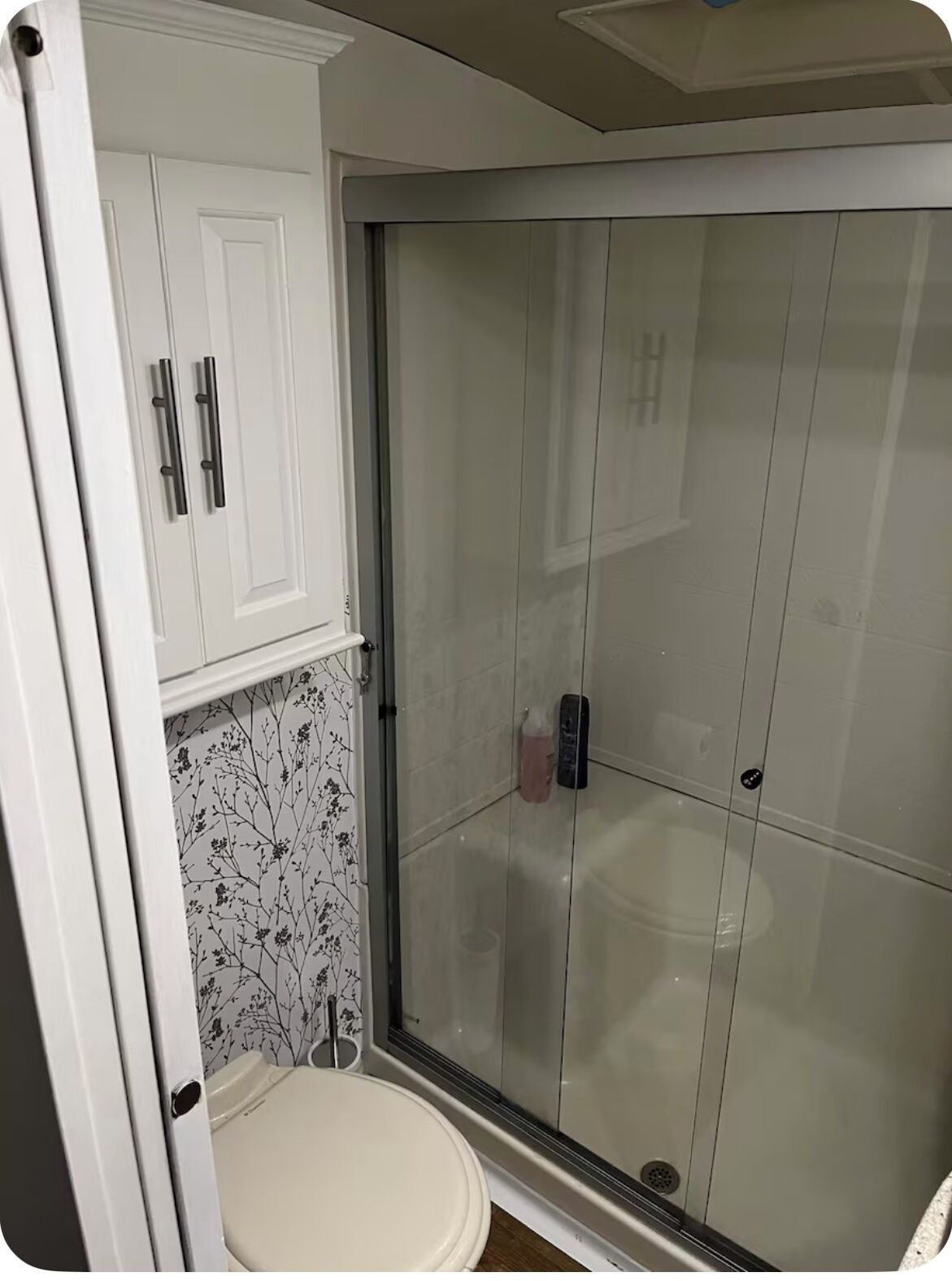 Een douche, een haardroger, handdoeken, zeep