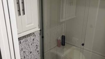 Een douche, een haardroger, handdoeken, zeep