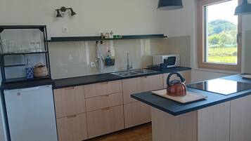 Mikrowelle, Ofen, Kochgeschirr/Geschirr/Besteck, Küchenrolle