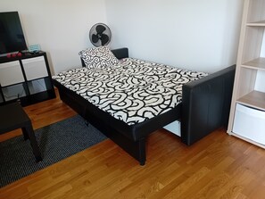 2 عدّة غرف نوم وواي فاي مجانًا وملاءات أسرّة