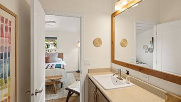 3 bedrooms, iron/ironing board, travel crib, free WiFi