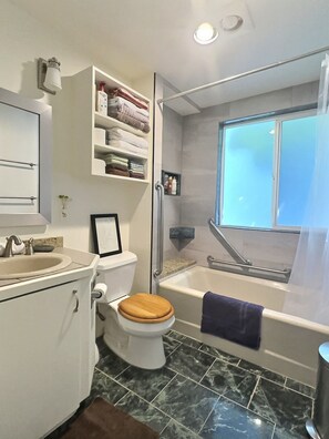 Căn hộ Tiêu chuẩn, sân hiên | Phòng tắm