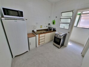 Private kitchen - Renovated apartment, just 250m from the sea, fast Wi-Fi, close to the Aquarium, for 4 people (Guarujá)