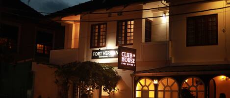 Vista frontal de la propiedad