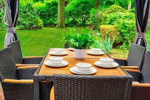 Casa de lujo, vistas al jardín | Servicio de comidas en la habitación