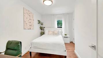 Luxury House, Garden View | Desk, laptop workspace, iron/ironing board, free WiFi