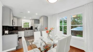 Casa Luxury, vista giardino | Ristoranti