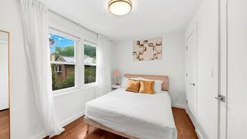 Luxury House, Garden View | Desk, laptop workspace, iron/ironing board, free WiFi