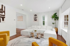 Luxury House, Garden View | Living area